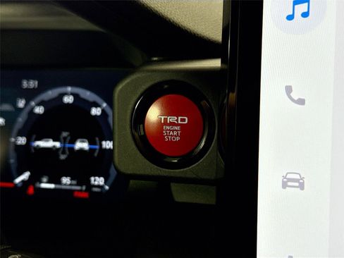 Certified 2025 Toyota Tacoma TRD Off-Road AWD/4WD image 18
