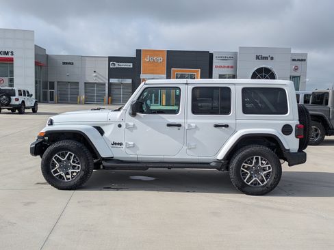 New 2026 Jeep Wrangler Unlimited Sahara AWD/4WD image 2