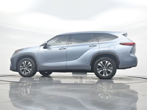 Used 2022 Toyota Highlander XLE FWD image 32