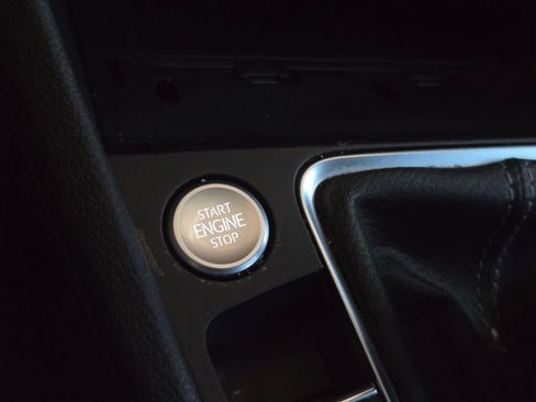 Used 2023 Volkswagen Jetta SE w/ Panoramic Sunroof Package image 6