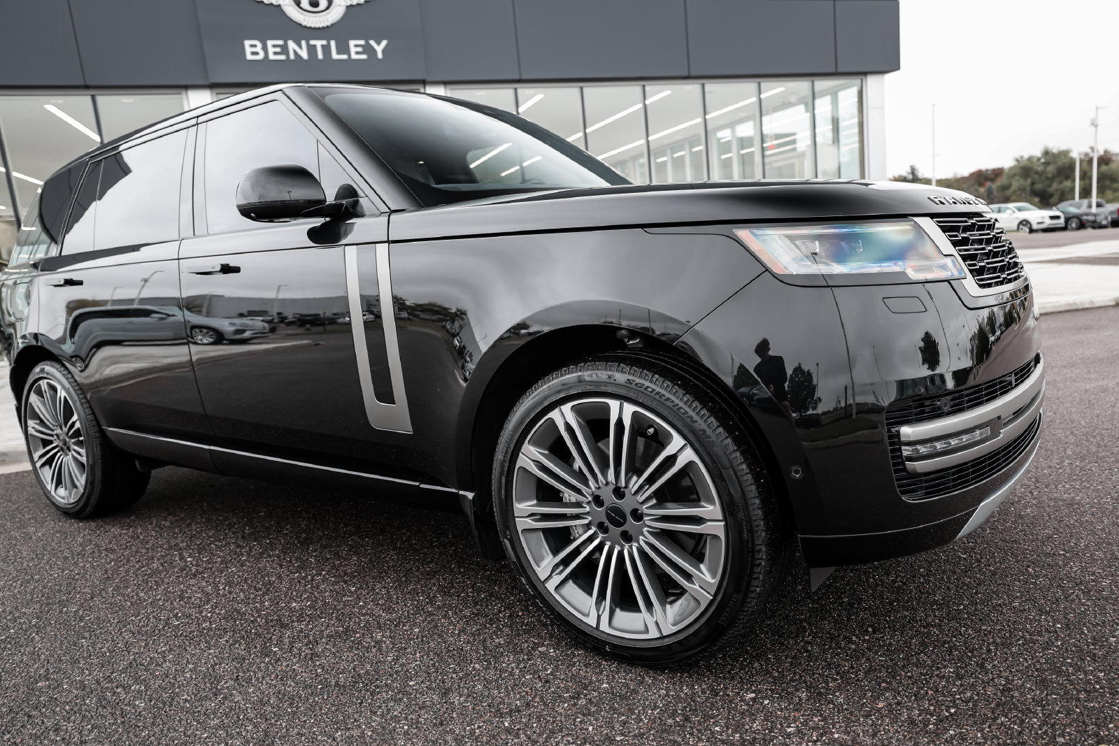 Used 2026 Land Rover Range Rover Long Wheelbase SE AWD/4WD image 18