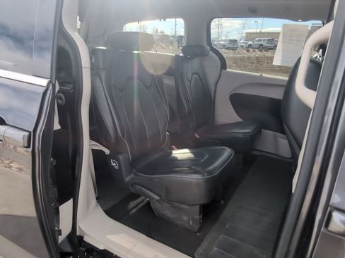 Used 2018 Chrysler Pacifica Limited image 30
