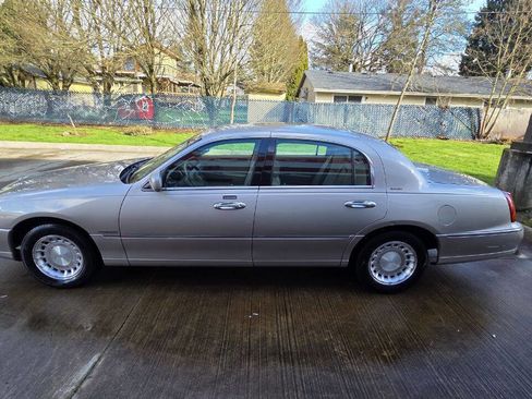 Used 2000 Lincoln Town Car Executive image 8
