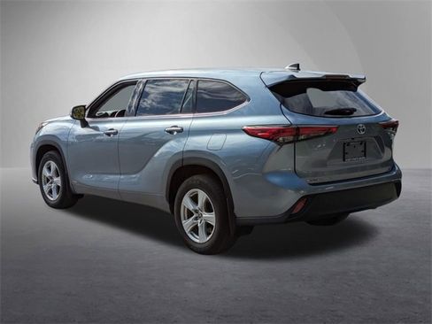 Used 2022 Toyota Highlander LE image 3