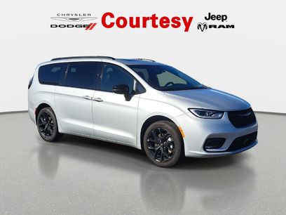New 2026 Chrysler Pacifica Limited w/ S Appearance Package