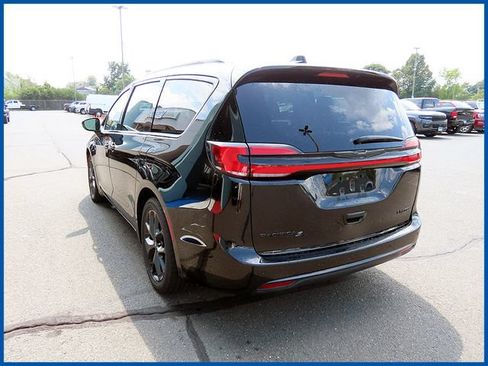 Used 2025 Chrysler Pacifica Limited FWD image 5