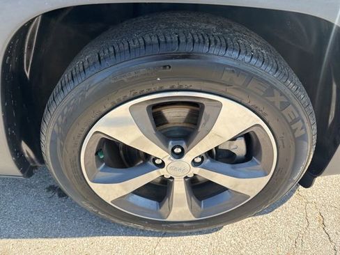 Used 2019 Jeep Cherokee Limited FWD image 12