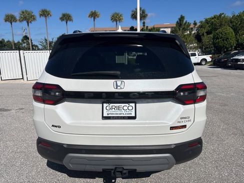 Used 2025 Honda Pilot TrailSport image 3