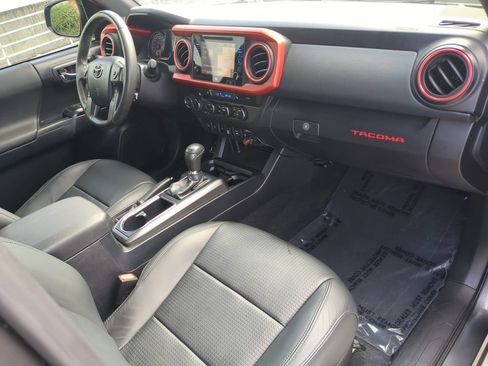 Used 2019 Toyota Tacoma TRD Off-Road AWD/4WD image 11