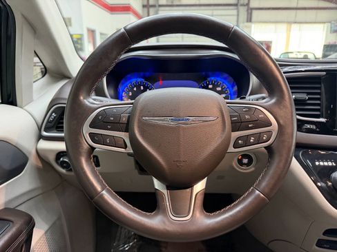 Used 2017 Chrysler Pacifica Touring-L Plus w/ Advanced Safetytec Group FWD image 21