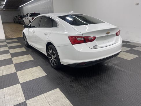 Used 2018 Chevrolet Malibu LT FWD image 2