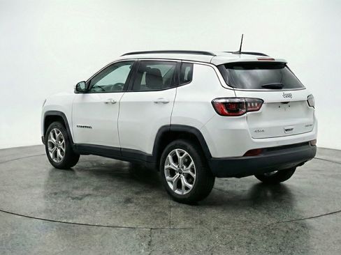Used 2025 Jeep Compass Latitude AWD/4WD image 6