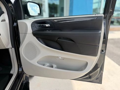 Used 2013 Dodge Grand Caravan SXT image 13