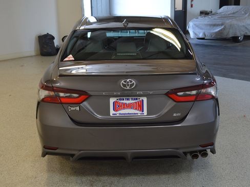 Used 2022 Toyota Camry SE image 4
