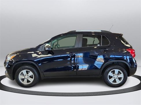 Used 2022 Chevrolet Trax LT w/ LT Convenience Package image 2