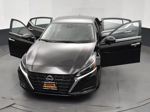 Used 2024 Nissan Altima 2.5 SV FWD image 10