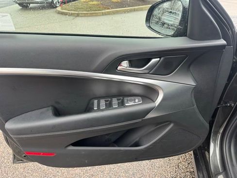 Used 2025 Genesis G70 2.5T image 17