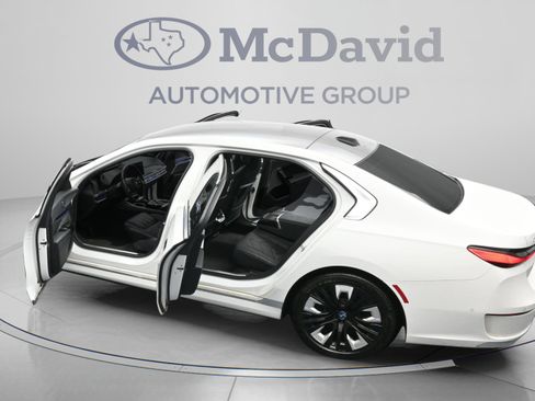 Used 2023 BMW i7 xDrive60 AWD/4WD image 47