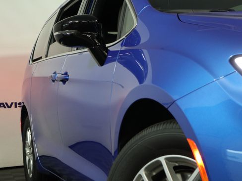 New 2026 Chrysler Pacifica Select image 3