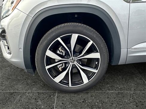 Used 2024 Volkswagen Atlas SEL Premium R-Line image 14