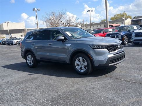 Used 2021 Kia Sorento LX image 4