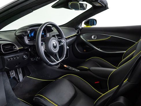 Used 2025 McLaren Artura Spider image 4