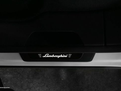 Used 2025 Lamborghini Urus SE image 36