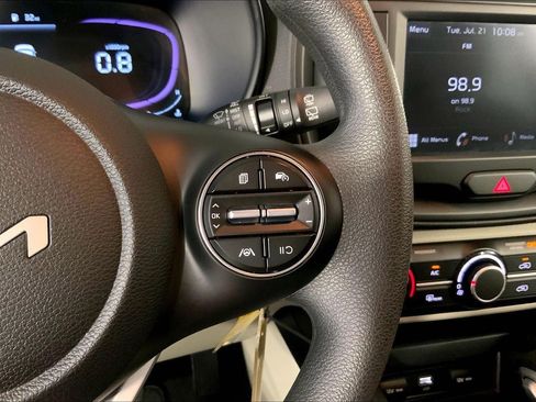 Used 2025 Kia Soul LX w/ LX Technology Package FWD image 19