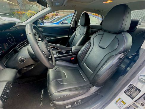 Used 2025 Hyundai Elantra Limited FWD image 5