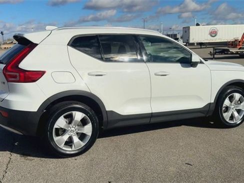 Used 2020 Volvo XC40 T5 Momentum image 9