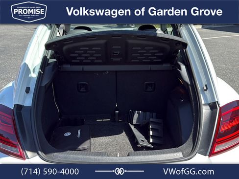 Used 2018 Volkswagen Beetle 2.0T SE w/ SE Premium Package FWD image 11