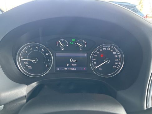 Used 2022 Buick Enclave Essence image 11