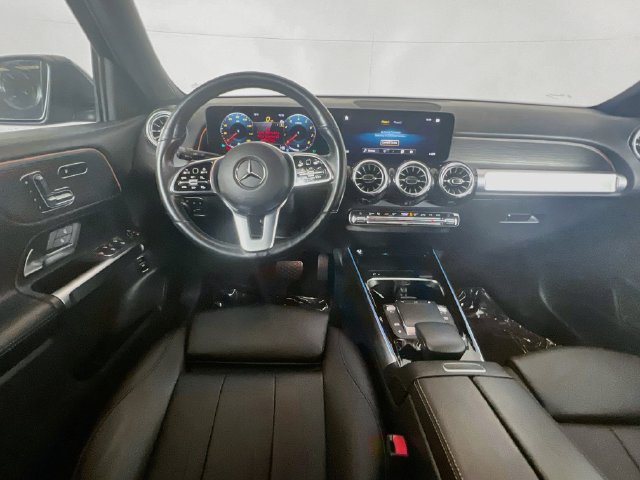 Used 2023 Mercedes-Benz GLB 250 4MATIC w/ Premium Package image 18