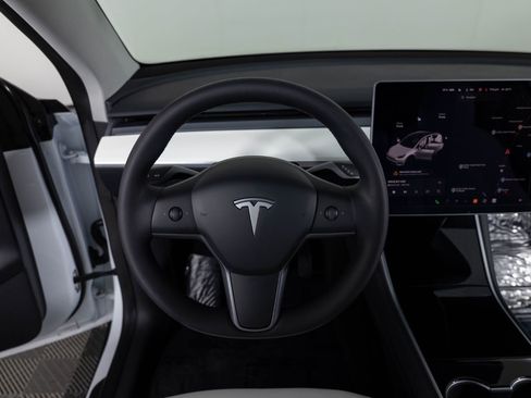 Used 2021 Tesla Model Y Long Range image 32