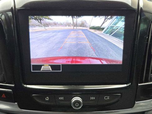 Used 2021 Chevrolet Traverse LT image 19