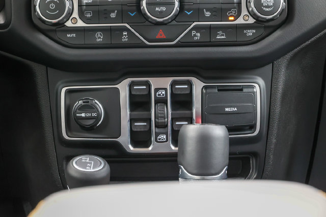 Used 2026 Jeep Wrangler Unlimited Sahara AWD/4WD image 10