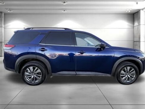 Used 2024 Nissan Pathfinder SV image 8