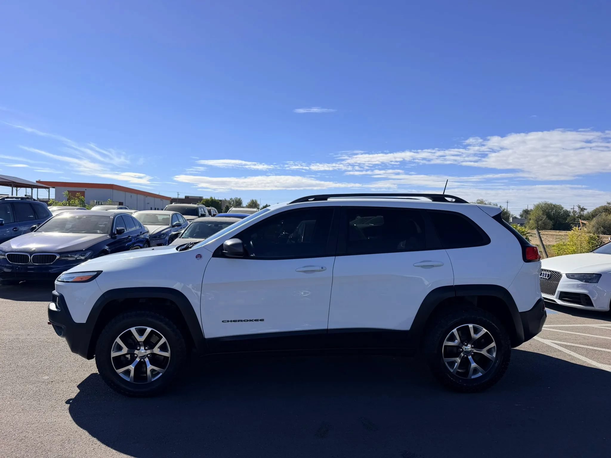 Used 2016 Jeep Cherokee Trailhawk AWD/4WD image 8