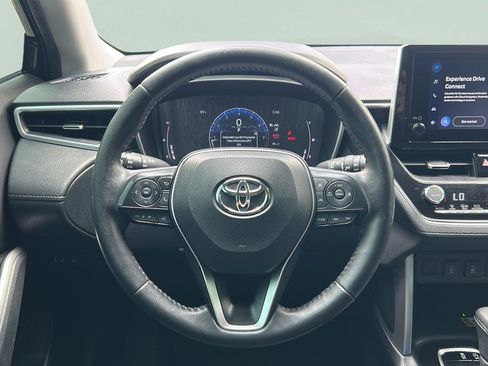 Used 2023 Toyota Corolla Cross XLE w/ Convenience Package FWD image 18