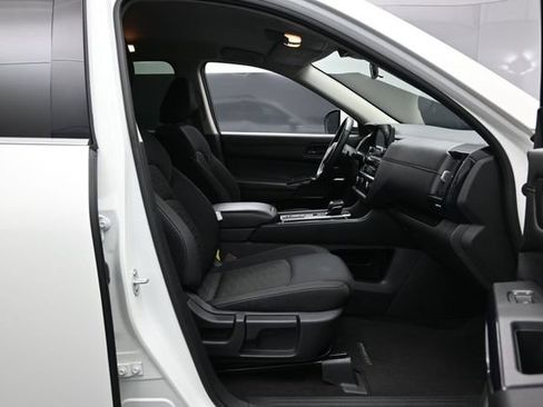 Used 2025 Nissan Pathfinder SV FWD image 28