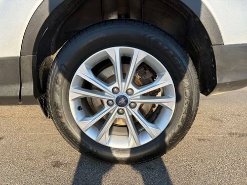 Used 2018 Ford Escape SE w/ Ford Safe & Smart Package FWD image 11