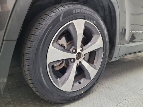 Used 2019 Jeep Cherokee Limited FWD image 31