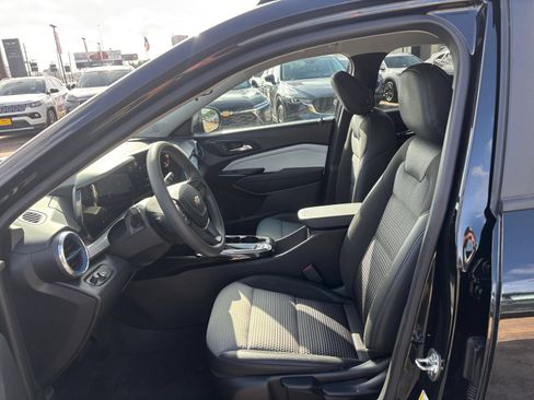 Used 2025 Chevrolet Trax LT FWD image 25