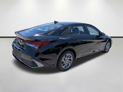 Used 2024 Hyundai Elantra SEL FWD image 4