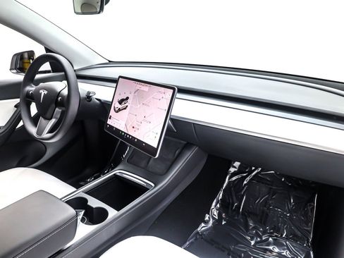 Used 2021 Tesla Model Y Long Range image 16