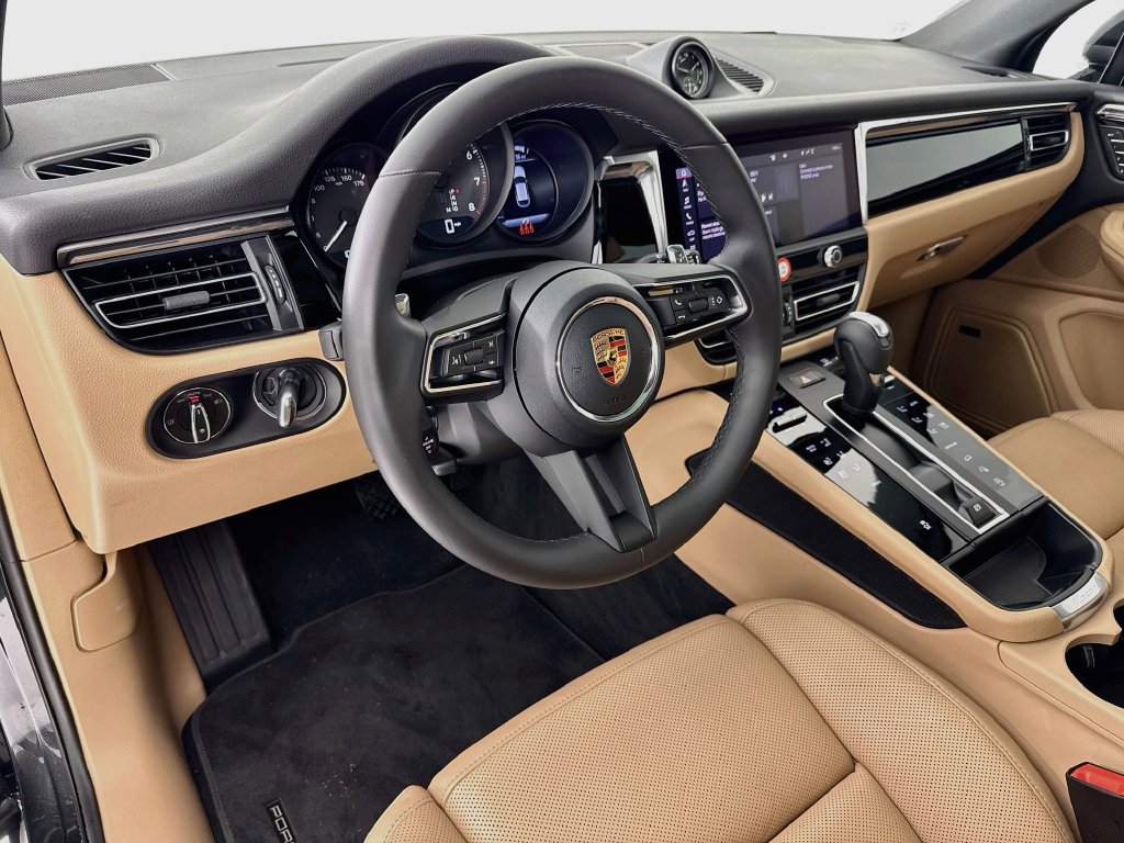 Certified 2026 Porsche Macan AWD/4WD image 4