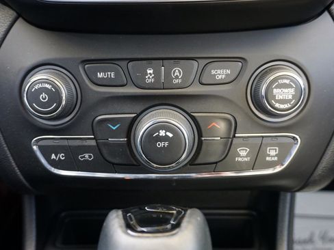 Used 2020 Jeep Cherokee Latitude Plus image 14