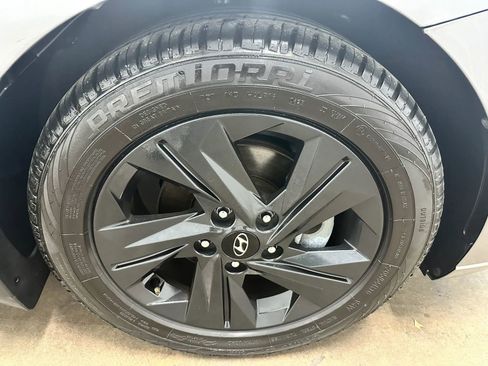 Used 2023 Hyundai Elantra SEL image 16