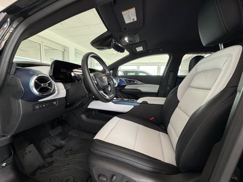 Used 2025 Chevrolet Equinox EV LT w/ Convenience Package II AWD/4WD image 2
