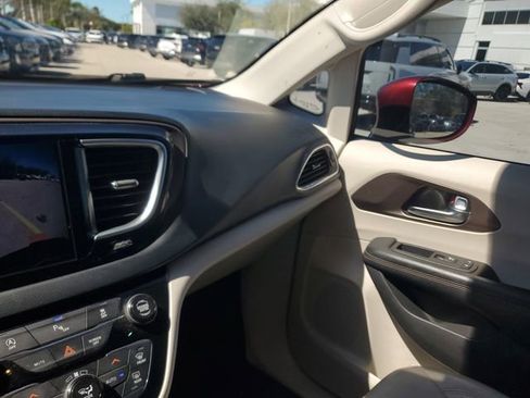 Used 2019 Chrysler Pacifica Touring-L Plus image 30